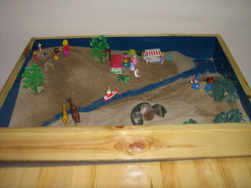 Песок, небольшие фигурки - любимые "рабочие инструменты" многих детей, а иногда и родителей.